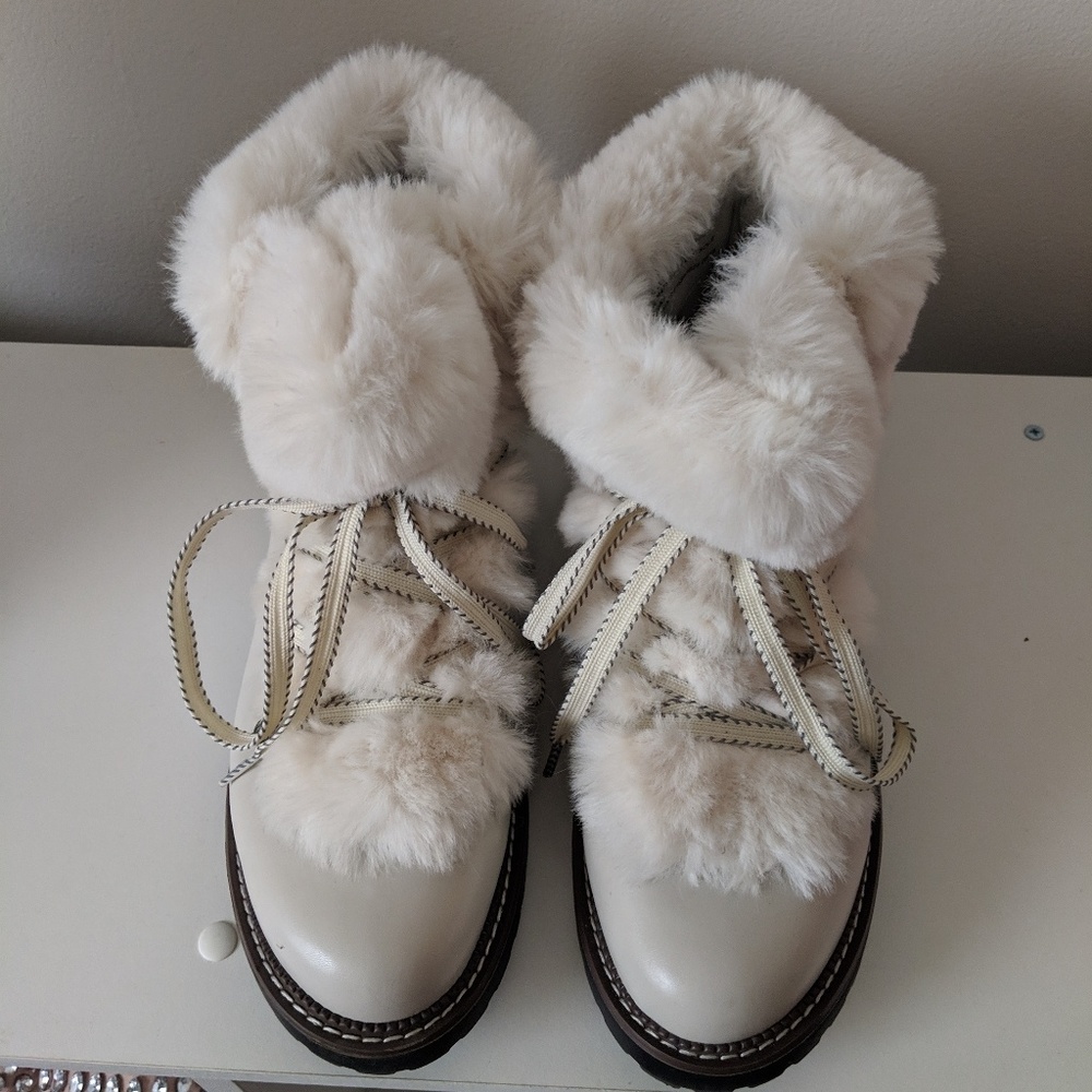 Ivory snowboots